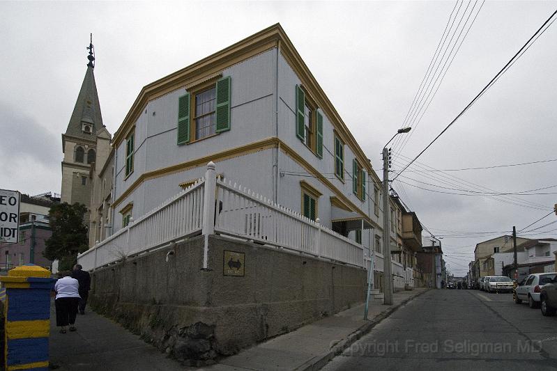 20071221 103305 D200 3900x2600.jpg - Narrow hillside streets, Valparaiso, Chile